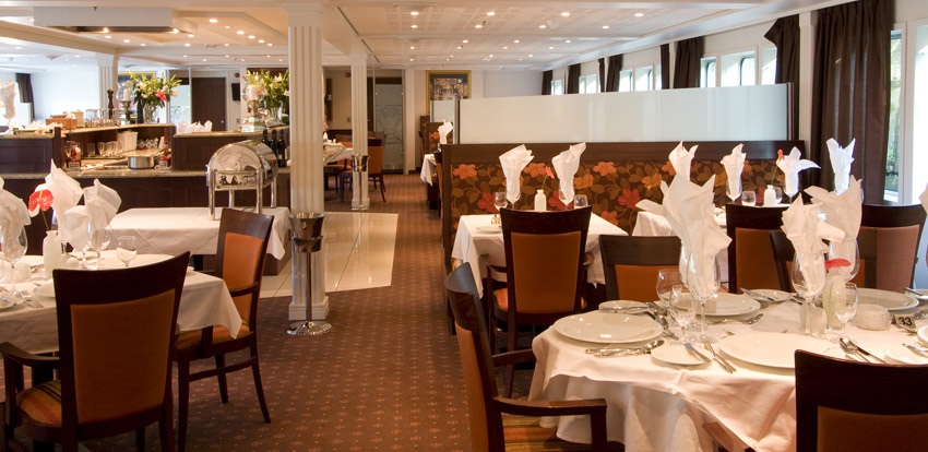 El elegante Restaurante Principal a bordo del MS AmaCello tiene grandes ventanales CRUCEROS AMACELLO CRUCEROS RHIN CRUCEROS FLUVIALES DE LUJO CRUCEROS AMAWATERWAYS LUXURY RIVER CRUISE